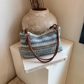 Bolso de hombro de paja con motivos coloridos en zigzag y correa de cuero marrón - Azul