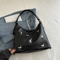 Sac hobo en cuir noir avec sept papillons argentés et bandoulière réglable chic - Noir