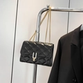 Borsa quadrata nera trapuntata con chiusura dorata e tracolla a catena in metallo - Nero