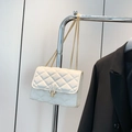 Borsa a tracolla trapuntata bianca con catena dorata e chiusura metallica su stand - Bianco