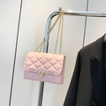 Borsa a tracolla trapuntata rosa con catena dorata e chiusura in metallo per donna - Rosa