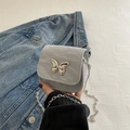 Silberne Falten-Schultertasche mit Schmetterlingsverschluss und klobiger Kette - Silber