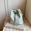 Bolso saco verde menta con hebilla de mariposa metálica y detalles de perlas finas - Verde