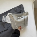 Bolso tipo cubo metálico plateado con detalle de lazo elegante y correa fina para uso diario - Plateado