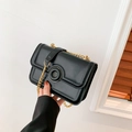 Borsa quadrata chic in pelle PU nera con fibbia decorativa rotonda e tracolla a catena oro - Nero