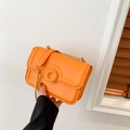 Borsa a spalla minimalista arancione brillante in ecopelle con catena dorata e fibbia - Arancione