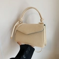 Borsa a mano intrecciata beige minimalista con manico a nodo e anelli dorati - Bianco
