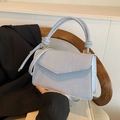 Borsa a tracolla azzurra con trama, manico con nodo e finiture in metallo oro - Blu