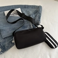 Borsa a cuscino nera minimalista con tracolla larga e mini pochette laterale - Nero