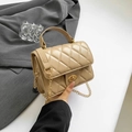 Sac bandoulière matelassé beige avec chaîne dorée et fermoir rotatif métallique - Kaki