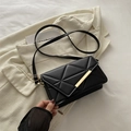Elegante borsa a tracolla nera con trapuntatura a triangolo e dettagli in oro - Stile Trapuntato a Rombi Triangolari (1228116) / Nero