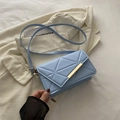 Dettaglio borsa a tracolla azzurra trapuntata con barra metallica dorata e pelle PU - Stile Trapuntato a Rombi Triangolari (1228116) / Blu