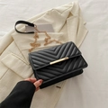 Borsa a tracolla nera trapuntata a chevron con catena dorata e chiusura elegante - Nero
