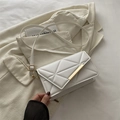 Elegante borsa a tracolla trapuntata bianca con cuciture triangolari e fibbia dorata - Stile Trapuntato a Rombi Triangolari (1228116) / Bianco