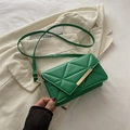 Borsa a tracolla trapuntata verde con barra dorata su superficie in ecopelle - Stile Trapuntato a Rombi Triangolari (1228116) / Verde