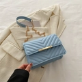 Borsa a spalla trapuntata azzurra con catena dorata e finitura in ecopelle con motivo a V - Blu