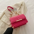 Borsa a tracolla minimalista rosso rosa trapuntata con cuciture a V e catena dorata - rosa acceso