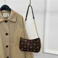 Braune Vintage Halbmond-Tasche mit Monogramm-Print und goldener Kettenriemen - Dunkelbraun