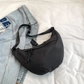 Bolso bandolera de media luna negro de gran capacidad con correa ajustable y tirador tejido - Negro