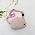Sac à bandoulière rose minimaliste avec sangle réglable et boucle pour un look décontracté - Rose