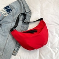 Bolso bandolera rojo de nailon con correa ajustable negra y cierre de cremallera - Rojo