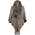 Damen Strickponcho in Taupe mit Pelzkragen aus Kunstfell und Fransen am Saum - Buchstabe F / Kaffeebraun