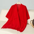 Detailansicht eines roten Häkel-Ponchos mit Rautenmuster und Fransen-Details - Buchstabe F / Rot