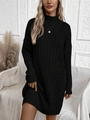 Détail de la robe noire en maille à col roulé montrant la texture côtelée et le tissu premium - S / Noir