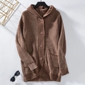 Détail du cardigan à capuche marron café montrant la texture gaufrée et les boutons - S / Marron