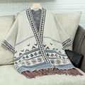 Bohemian gebreide poncho in crème met kleurrijke geometrische patronen en franjes - Letter F / Off-wit