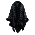 Poncho de punto para mujer con patrón de tablero negro y gris oscuro y cuello de piel sintética - Letra F / Azul Marino
