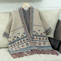 Beige gebreide poncho met kleurrijke geometrische patronen en franjeversiering - Letter F / Abrikoos