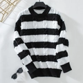 Detail eines klassisch schwarz-weiß gestreiften Zopfstrickpullovers mit Rundhalsausschnitt - S / Schwarz