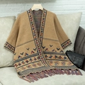 Boheems gebreide poncho in camel met kleurrijk jacquardpatroon en franjes aan zoom - Letter F / Khaki
