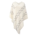 Weißer Strickponcho mit grauem Wellenmuster, Perlenbesatz und Fransen am Saum - Buchstabe F / Cremeweiß