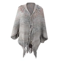 Grauer Strickponcho für Damen mit Fransenbesatz und lockerer Fledermaus-Silhouette - Buchstabe F / Grau