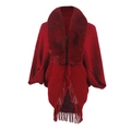 Rotes Strick-Poncho mit Kunstfellkragen und langen Fransen für elegante Winter-Outfits - Buchstabe F / Rot