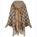 Poncho de invierno para mujer en punto de pata de gallo caqui con cuello de pelo y flecos - Letra F / Caqui