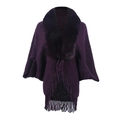 Eleganter dunkelvioletter Strick-Poncho mit Webpelzkragen und Fransen-Details - Buchstabe F / Lila