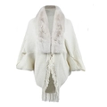 Eleganter weißer Strickponcho mit Pelzkragen aus Kunstpelz und langen Fransenquasten - Buchstabe F / Weiß
