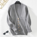 Nahaufnahme der grauen Strickjacke mit V-Ausschnitt und dunklen Marmormustertasten - S / Grau