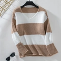 Maglione in maglia da donna con scollo a V e classiche righe orizzontali marroni - S / Cachi