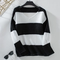 Maglione classico in maglia con scollo a V e vistose strisce orizzontali bianche e nere - S / Nero