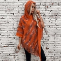 Poncho in maglia a righe arancioni e viola con trecce, cappuccio e lunghe frange - Lettera F / Rosso Mattone