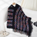 Poncho nero da donna con cappuccio, strisce colorate e orlo decorato con frange - Lettera F / Nero