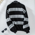 Pull rayé noir et blanc pour femmes avec texture ajourée et col montant chic - S / Noir