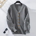 Dettaglio cardigan grigio con scollo a V, bottoni tartarugati e maniche in maglia a rete - S / Grigio