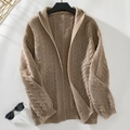 Gedetailleerd breipatroon van een bruin oversized gebreid vest met capuchon en kabels - S / Khaki