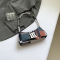 Sac sous le bras rétro à carreaux bleu marine et marron avec boucle logo dorée - Vert