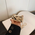 Mini-Clutch aus Goldmetall mit unregelmäßiger Textur und eleganter Schlangenkette - Unregelmäßige Textur Stil 2 / Wellenplissee Gold